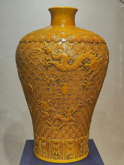 美品·款识“大清乾隆年制”精工细作满工黄釉高浮雕刻瓷海水龙纹梅瓶