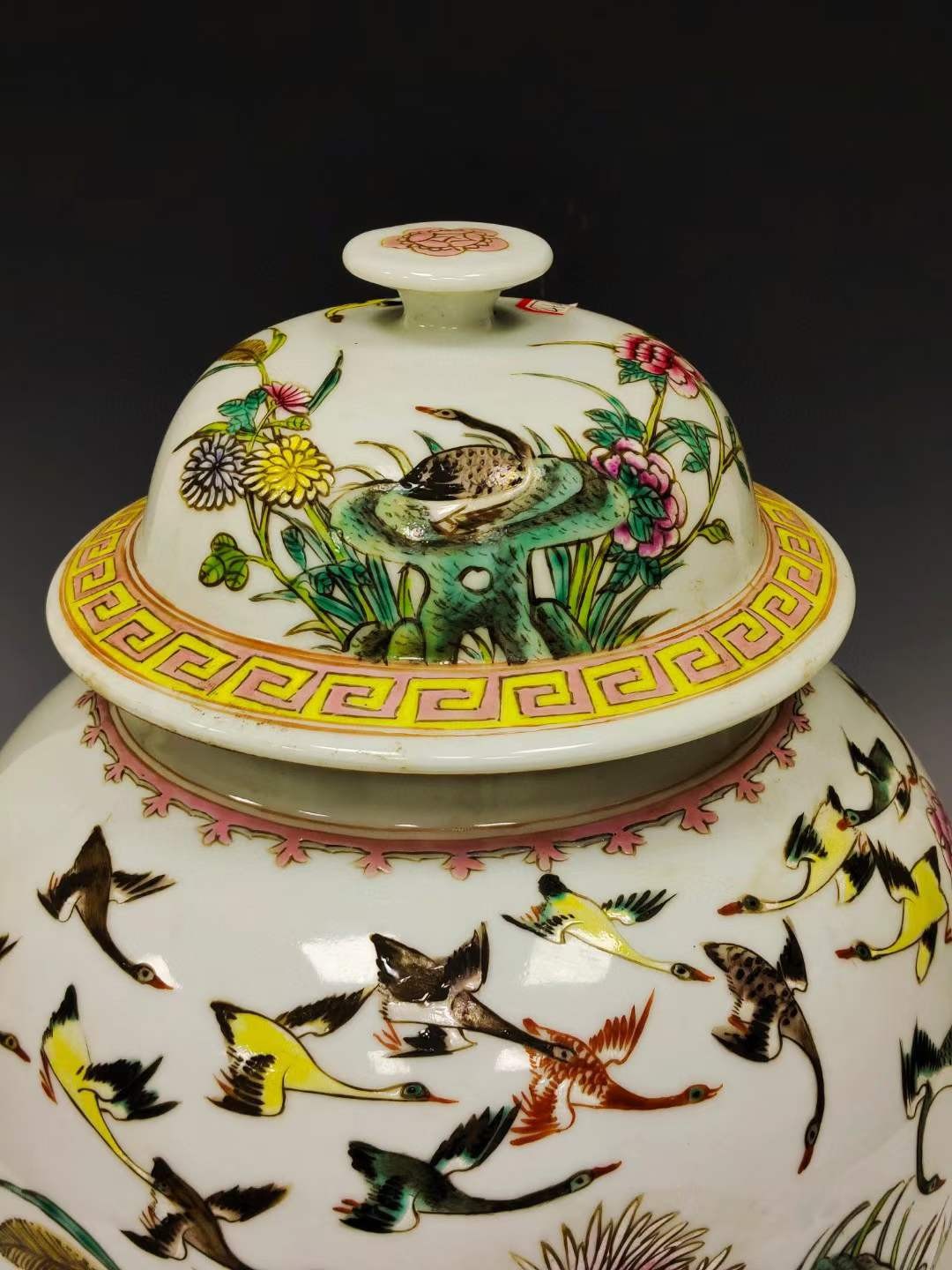 美品.款识“大清嘉庆年制”精工细作满工官窑粉彩大雁纹将军罐一对