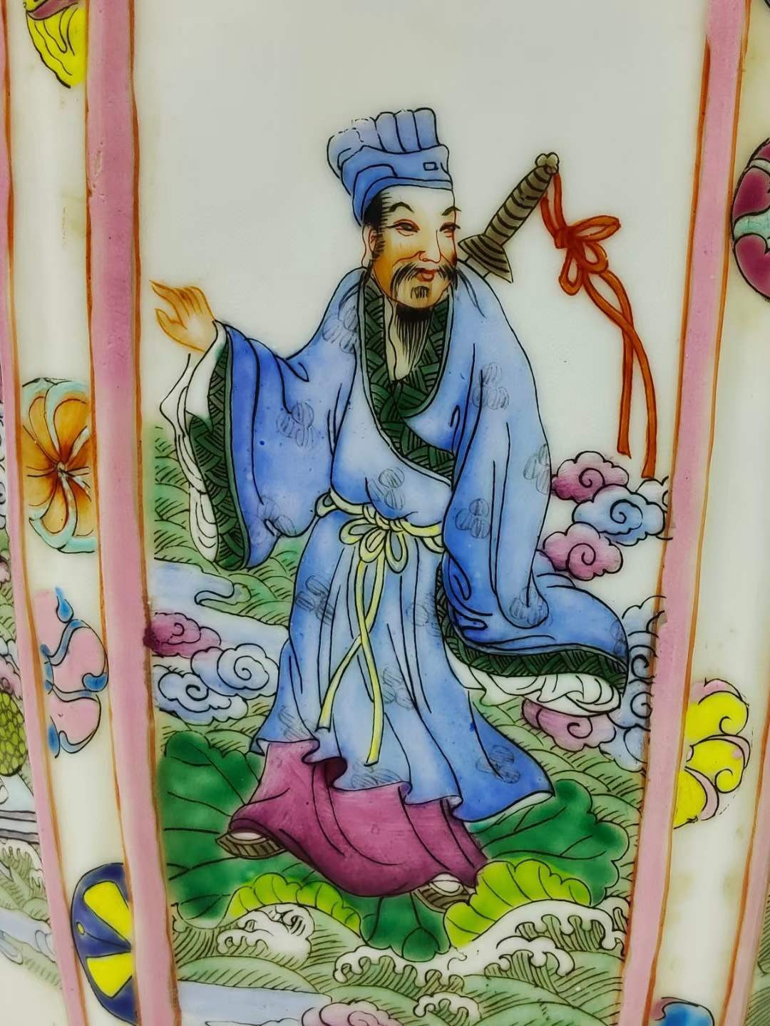 美品·款识“大清乾隆年制”精工细作满工粉彩八面开窗八仙过海纹瓜棱尊瓶。 美品·款识“大清乾隆年制”精工细作满工粉彩八面开窗八仙过海纹瓜棱尊瓶。