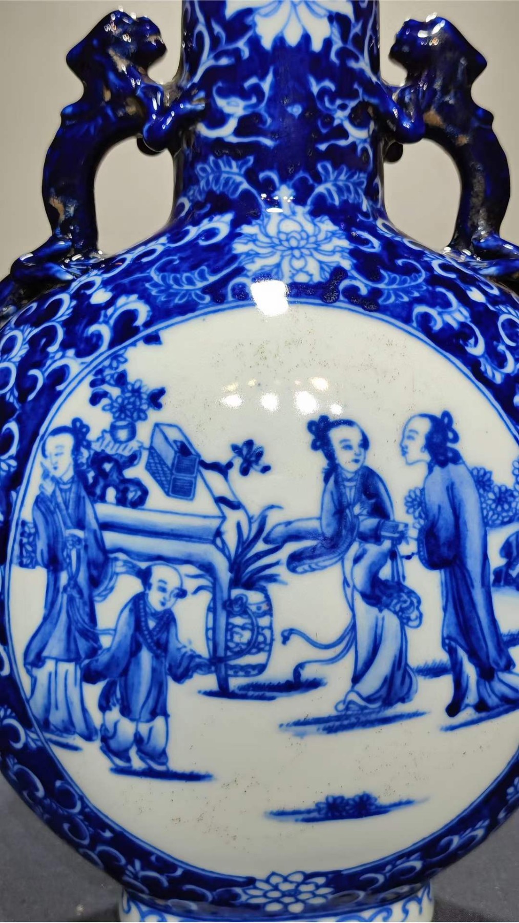 美品·款识“大清康熙年制”精工细作满工青花留白花卉缠枝莲两面开窗仕女图纹螭龙贯耳抱月瓶。