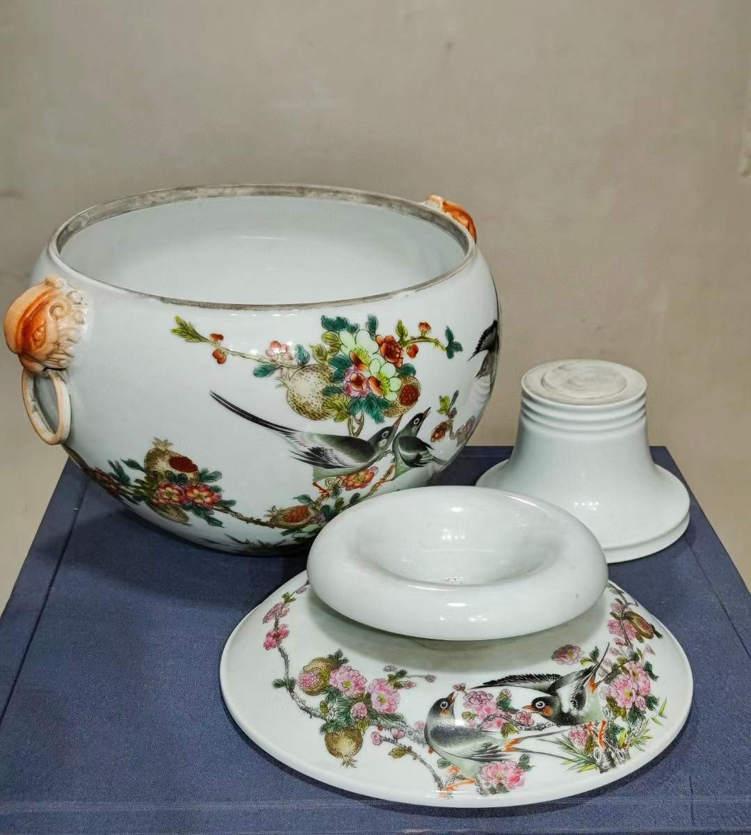 美品·款识“居仁堂制”精工细作满工粉彩“石榴喜鹊花鸟”纹兽首贯耳三体高