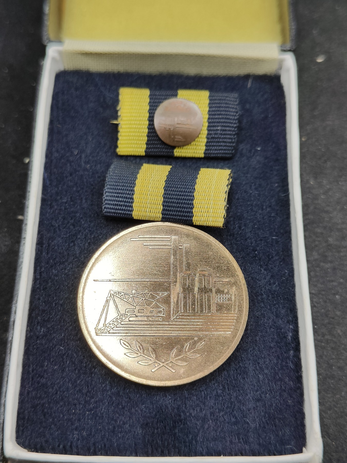 全场0元起拍 第91期 咸鱼国勋章拍卖专场 9月17日（周日）下午6：00开始 东德煤炭工业功绩奖章 带实体略带盒