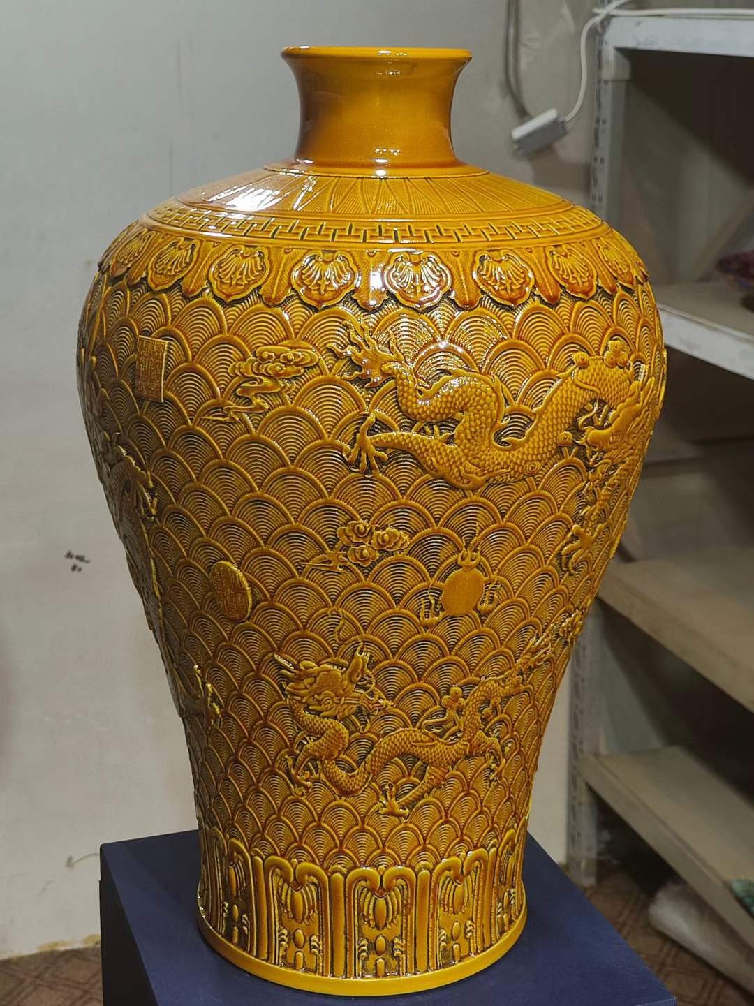 美品·款识“大清乾隆年制”精工细作满工黄釉高浮雕刻瓷海水龙纹梅瓶。 美品·款识“大清乾隆年制”精工细作满工黄釉高浮雕刻瓷海水龙纹梅瓶。