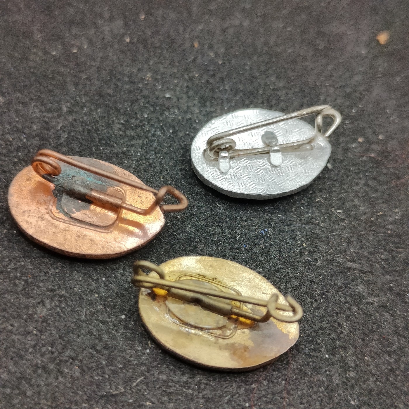 全场0元起拍 第91期 咸鱼国勋章拍卖专场 9月17日（周日）下午6：00开始 东德gst军事技能章 金银铜一组