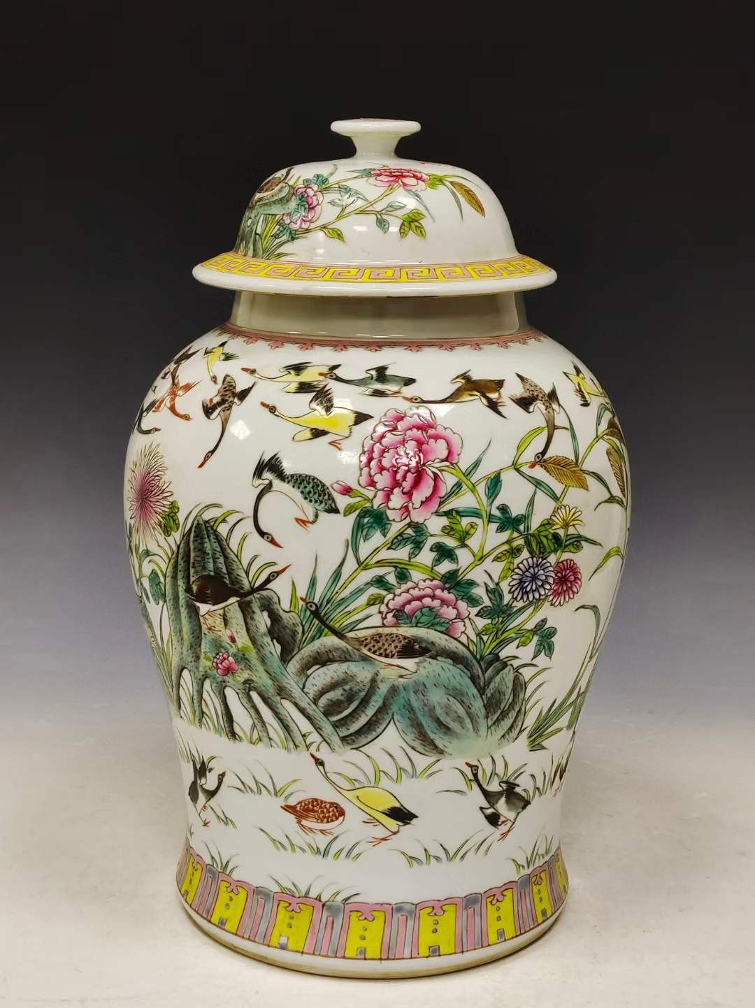 美品.款识“大清嘉庆年制”精工细作满工官窑粉彩大雁纹将军罐一对