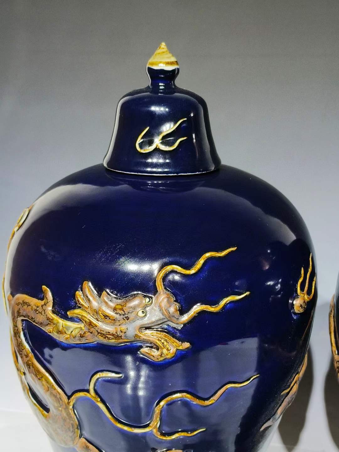 美品.精品霁蓝釉刻瓷浮雕龙纹带盖梅瓶一对