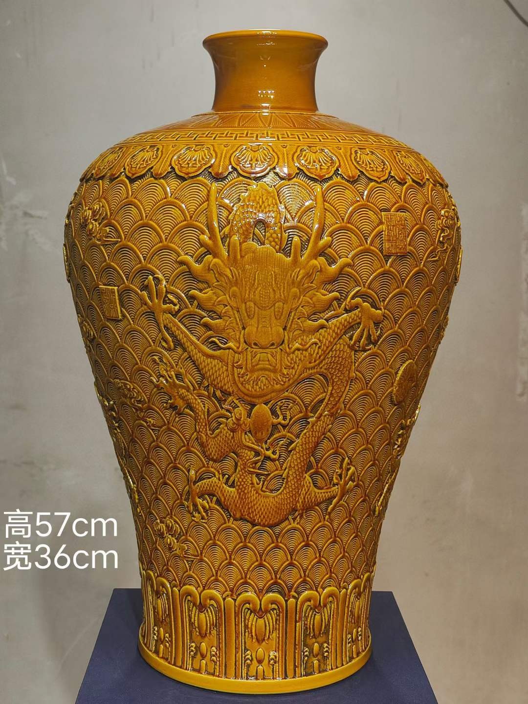 美品·款识“大清乾隆年制”精工细作满工黄釉高浮雕刻瓷海水龙纹梅瓶。 美品·款识“大清乾隆年制”精工细作满工黄釉高浮雕刻瓷海水龙纹梅瓶。