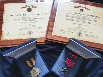 盛世勋华——号角文化勋章邮票专场拍卖第136期 - 美国空军越战时期技术中士铜星奖章、嘉奖奖章带原盒，实发带证书，授予贝利上士，铜星为中将亲签