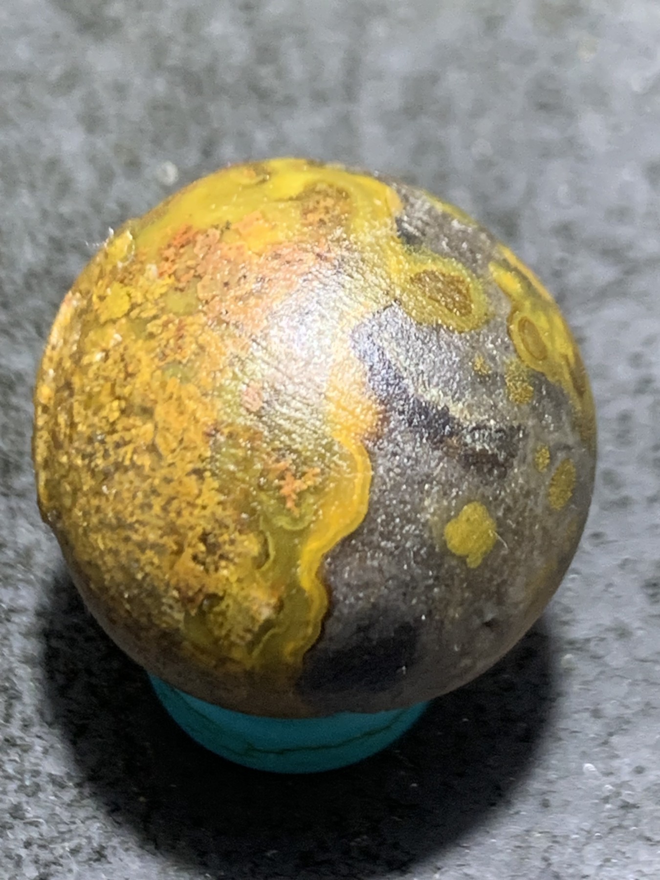 精美亚光高玉化原皮草花纹战国红玛瑙手工雕刻眼镜猴珠一颗