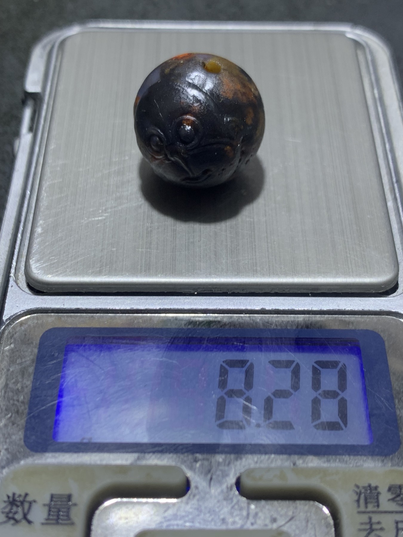 精美亚光高玉化原皮草花纹战国红玛瑙手工雕刻眼镜猴珠一颗！