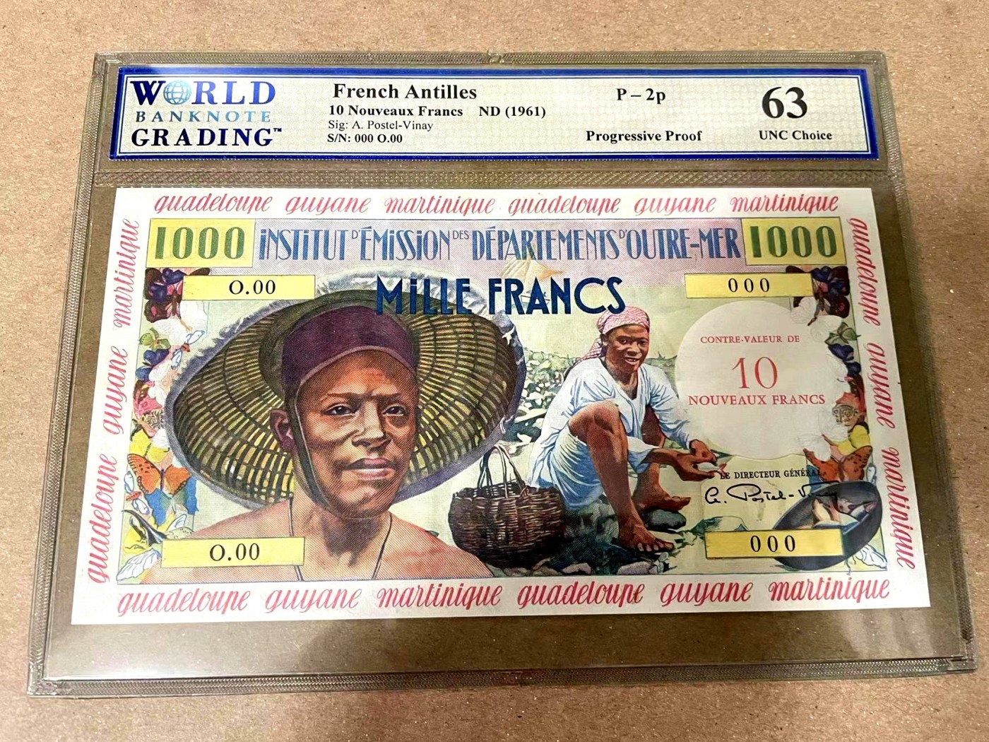 【Blue Auction】✨世界纸币精拍第371期【精】 【珍品神钞 无斑无黄无折 唯一一张p-2p】法属安的列斯 1961年10新法郎=1000法郎 WBG63严评 整体状态非常好 四角尖尖 PMG都没有p-2p的记录 只有p-2s（黑字加盖或者打孔影响欣赏 不如这张）大票幅凹印 四周各种蝴蝶装饰 白边上瓜德罗普、圭亚那、马提尼克地名环绕 经典剖鱼 扛香蕉 法属玩家热切追逐的品种 