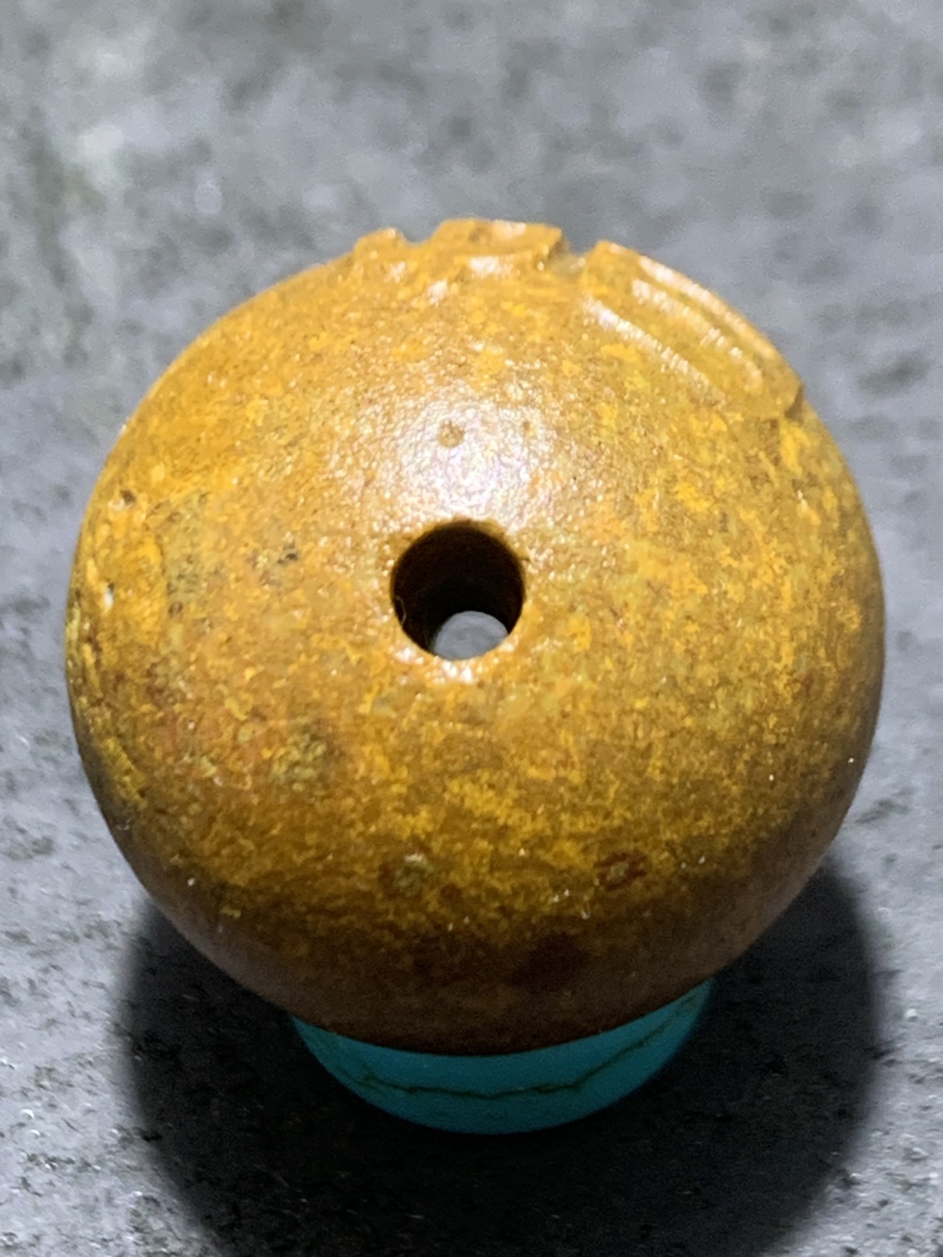 精美亚光原皮草花纹战国红玛瑙手工俏色巧雕篆书悟字2.0珠一个，