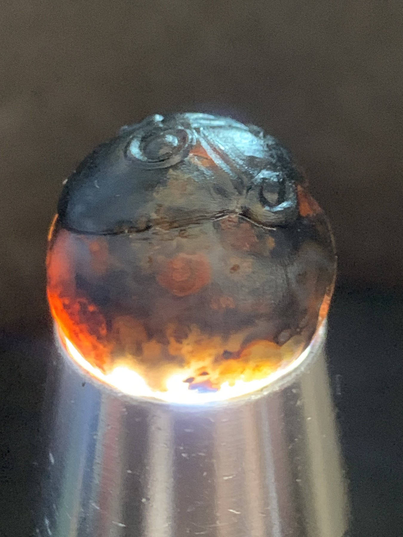 精美亚光高玉化原皮草花纹战国红玛瑙手工雕刻眼镜猴珠一颗！