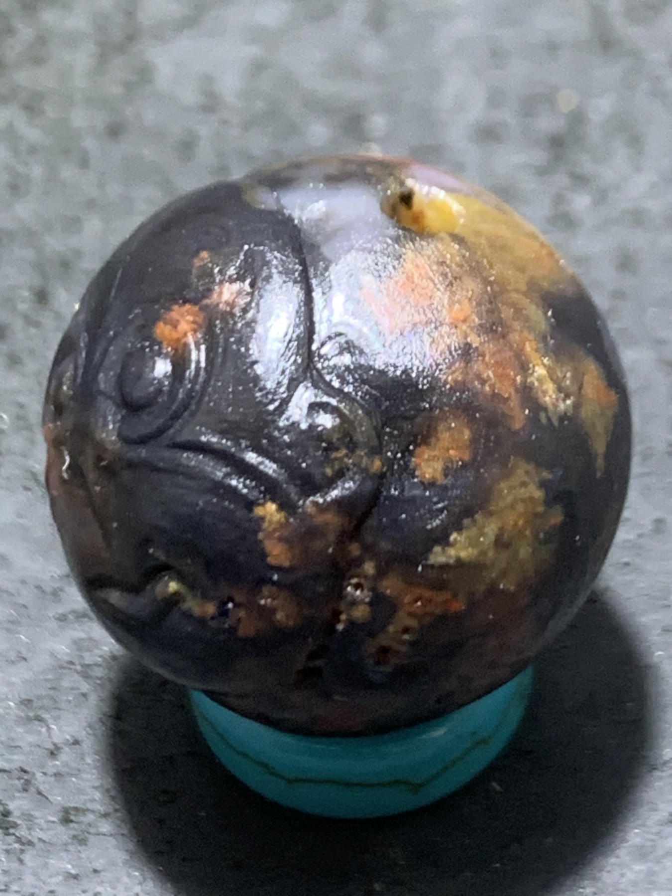 精美亚光高玉化原皮草花纹战国红玛瑙手工雕刻眼镜猴珠一颗！