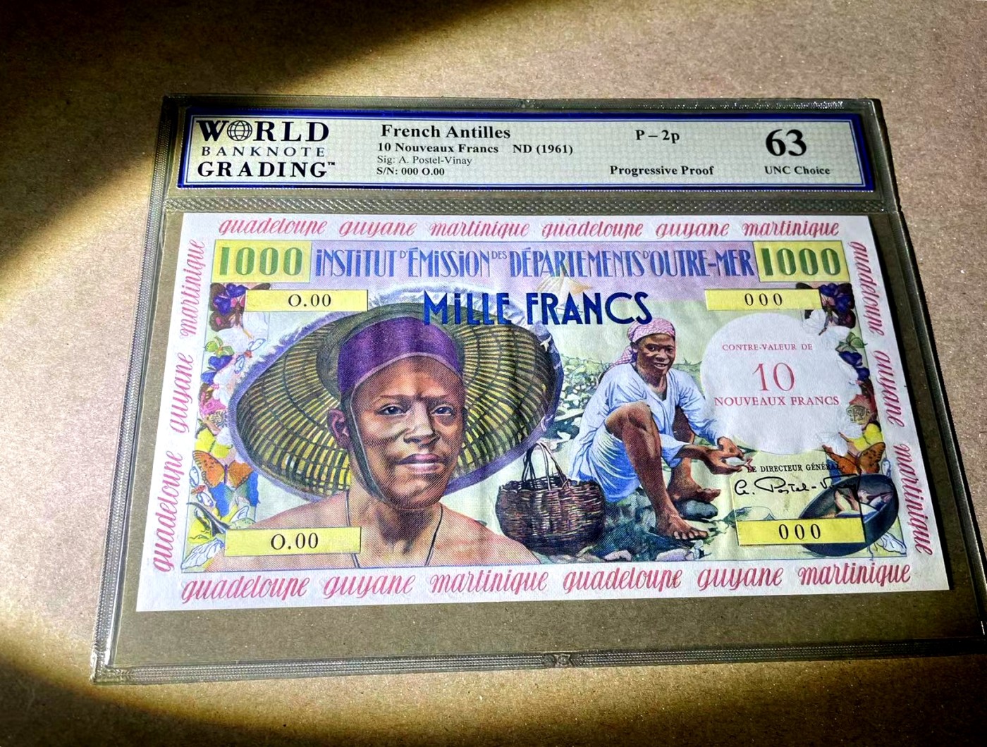 【Blue Auction】✨世界纸币精拍第371期【精】 【珍品神钞 无斑无黄无折 唯一一张p-2p】法属安的列斯 1961年10新法郎=1000法郎 WBG63严评 整体状态非常好 四角尖尖 PMG都没有p-2p的记录 只有p-2s（黑字加盖或者打孔影响欣赏 不如这张）大票幅凹印 四周各种蝴蝶装饰 白边上瓜德罗普、圭亚那、马提尼克地名环绕 经典剖鱼 扛香蕉 法属玩家热切追逐的品种 
