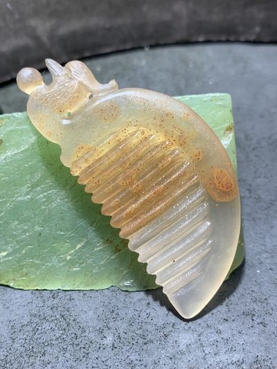 精美亚光蒙料冰飘朱砂点战国红玛瑙手工雕刻凤头梳形吊坠一个， - 精美亚光蒙料冰飘朱砂点战国红玛瑙手工雕刻凤头梳形吊坠一个，