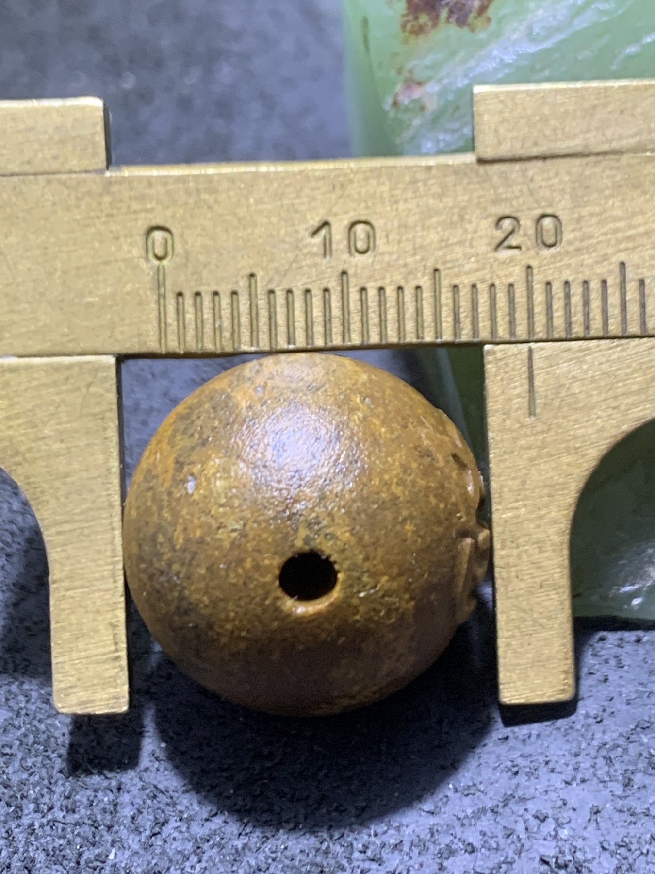 精美亚光原皮草花纹战国红玛瑙手工俏色巧雕篆书悟字2.0珠一个，