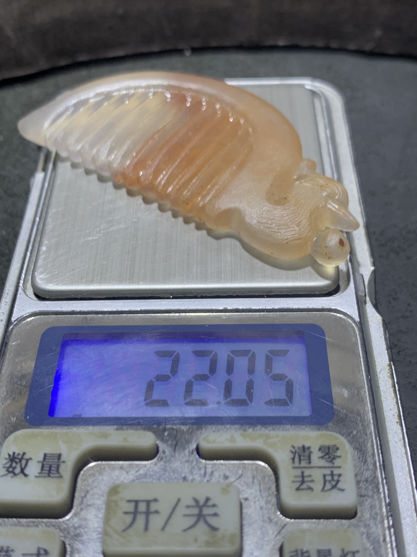 精美亚光蒙料冰飘朱砂点战国红玛瑙手工雕刻凤头梳形吊坠一个，