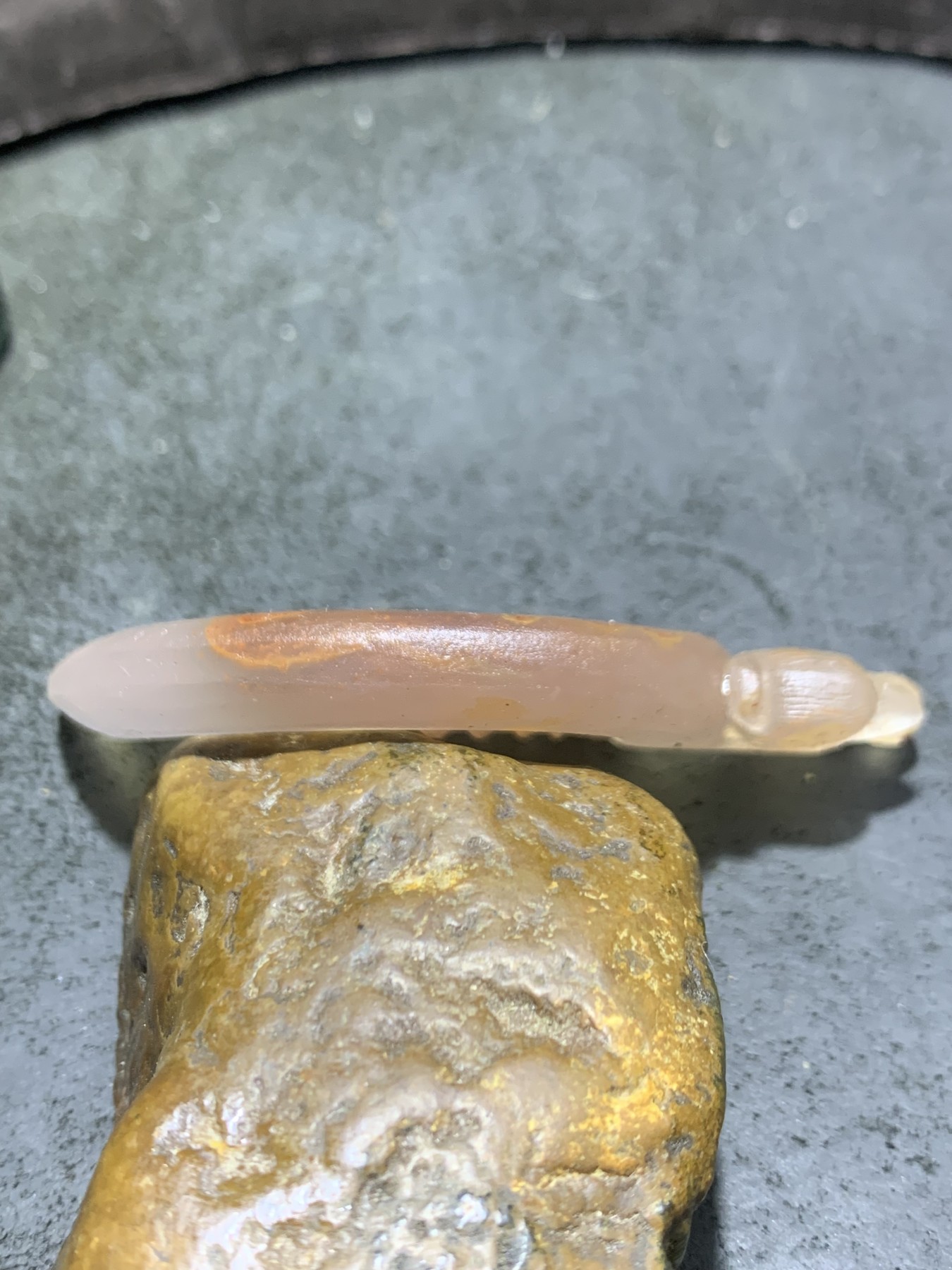 精美亚光蒙料冰飘朱砂点战国红玛瑙手工雕刻凤头梳形吊坠一个，