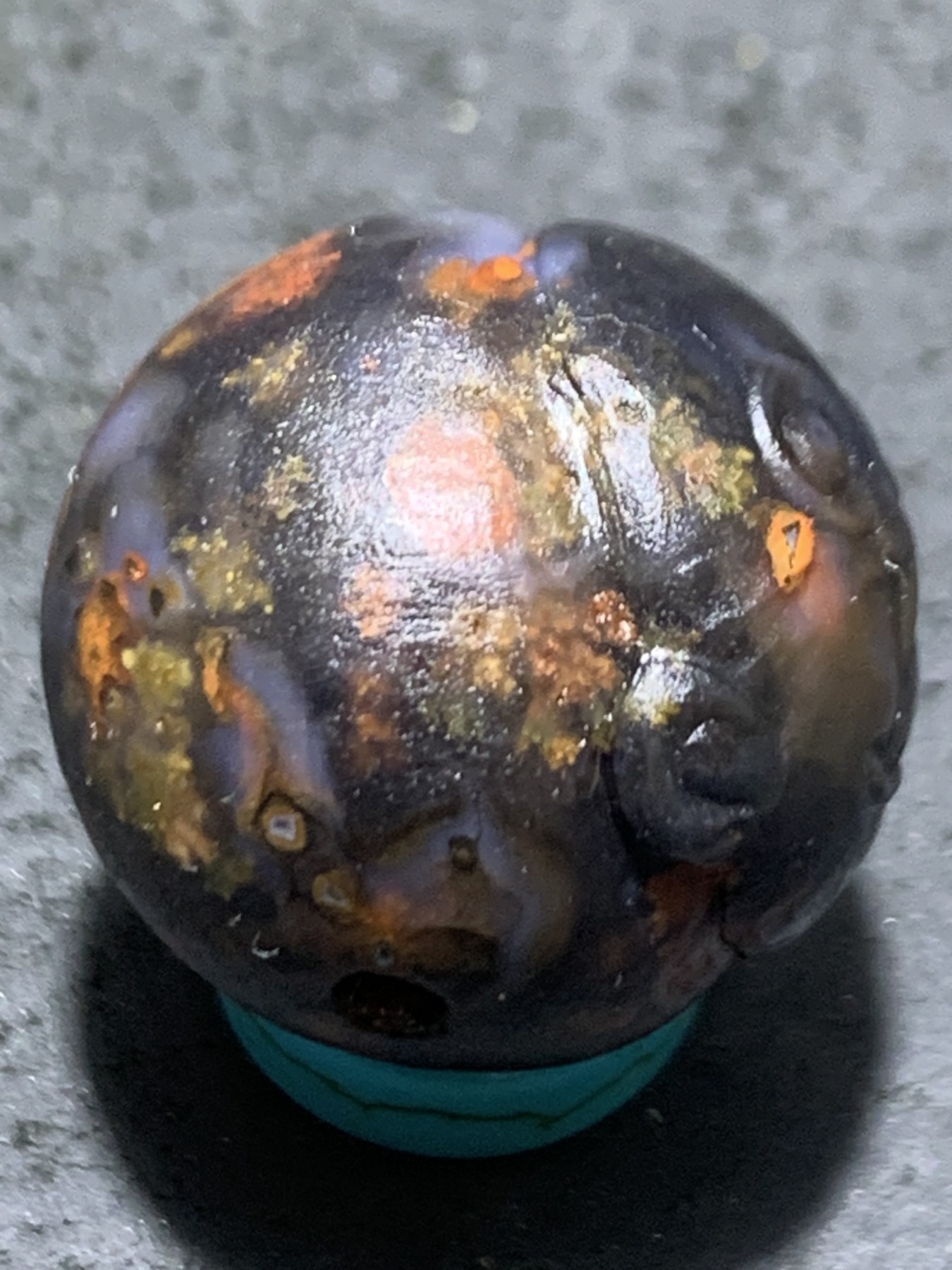 精美亚光高玉化原皮草花纹战国红玛瑙手工雕刻眼镜猴珠一颗！