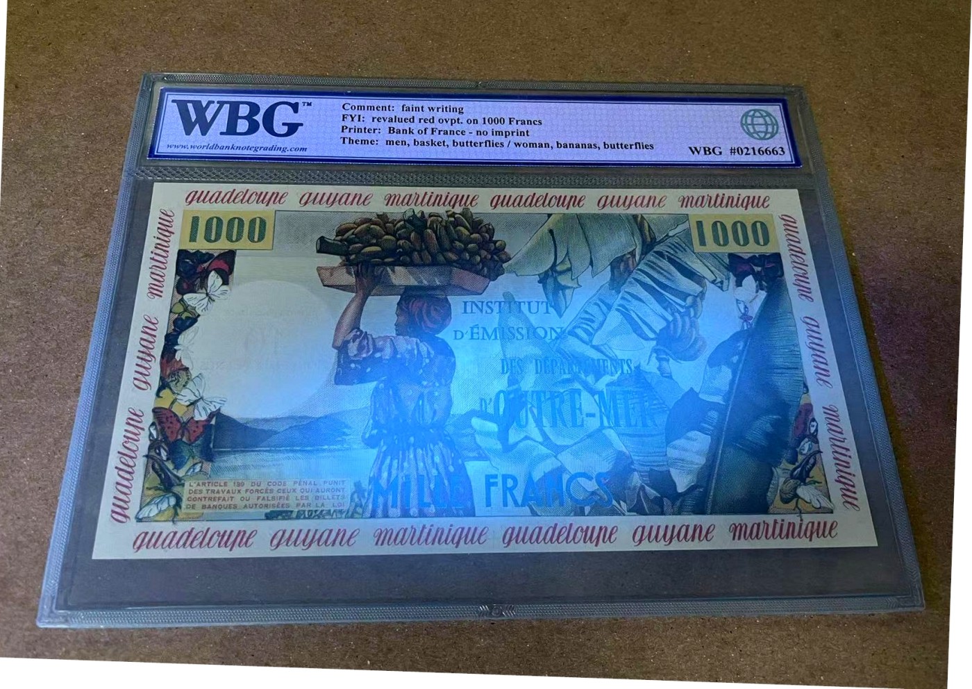 【Blue Auction】✨世界纸币精拍第371期【精】 【珍品神钞 无斑无黄无折 唯一一张p-2p】法属安的列斯 1961年10新法郎=1000法郎 WBG63严评 整体状态非常好 四角尖尖 PMG都没有p-2p的记录 只有p-2s（黑字加盖或者打孔影响欣赏 不如这张）大票幅凹印 四周各种蝴蝶装饰 白边上瓜德罗普、圭亚那、马提尼克地名环绕 经典剖鱼 扛香蕉 法属玩家热切追逐的品种 