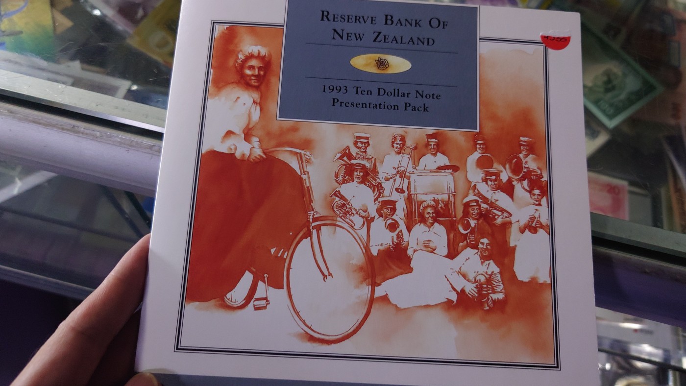 【世界钱币】精选微拍第69期暨2023年第十六期 多款纸币裸钞超低价起拍(第一场) 1992年新西兰10元纸币 首发AA冠双连体带原装册 全新绝品