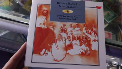 【世界钱币】精选微拍第69期暨2023年第十六期 多款纸币裸钞超低价起拍(第一场) 1992年新西兰10元纸币 首发AA冠双连体带原装册 全新绝品