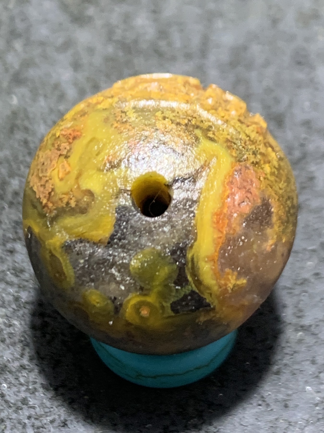 精美亚光高玉化原皮草花纹战国红玛瑙手工雕刻眼镜猴珠一颗