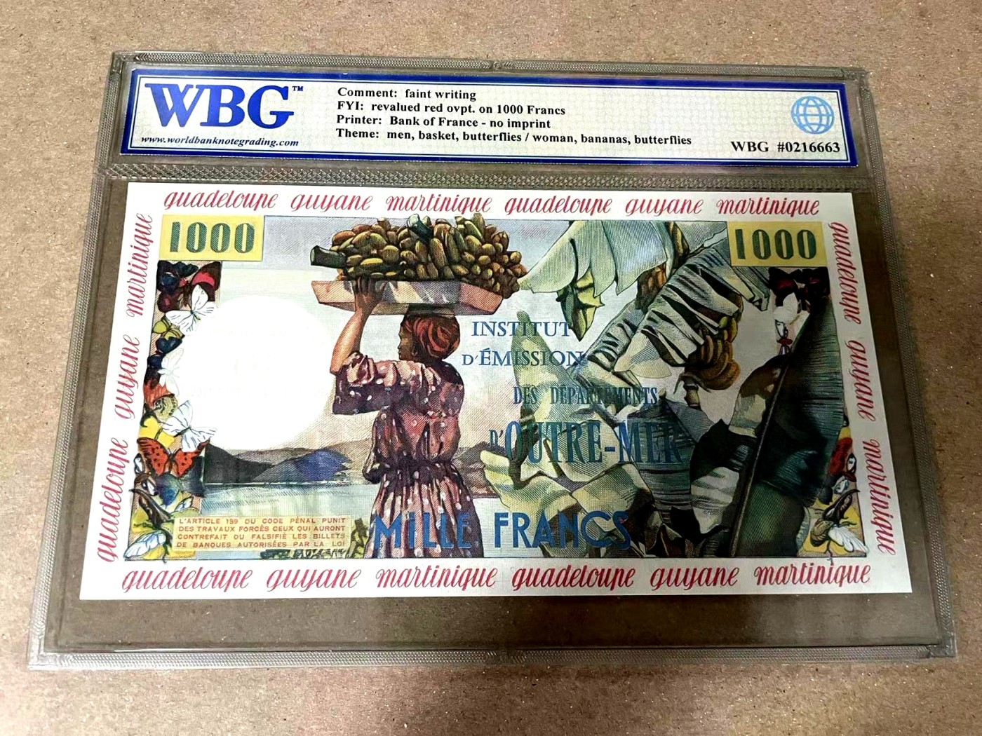 【Blue Auction】✨世界纸币精拍第371期【精】 【珍品神钞 无斑无黄无折 唯一一张p-2p】法属安的列斯 1961年10新法郎=1000法郎 WBG63严评 整体状态非常好 四角尖尖 PMG都没有p-2p的记录 只有p-2s（黑字加盖或者打孔影响欣赏 不如这张）大票幅凹印 四周各种蝴蝶装饰 白边上瓜德罗普、圭亚那、马提尼克地名环绕 经典剖鱼 扛香蕉 法属玩家热切追逐的品种 