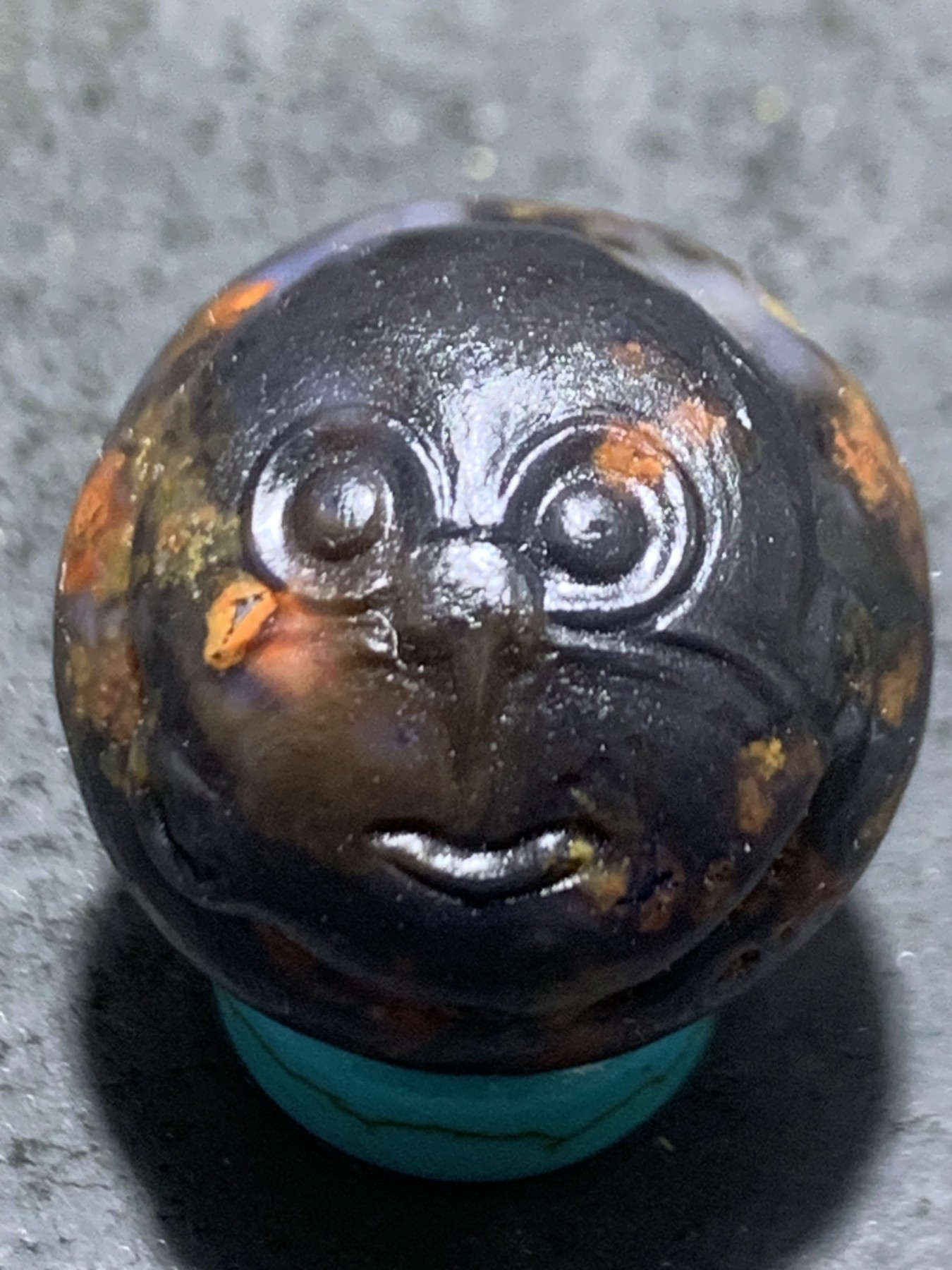 精美亚光高玉化原皮草花纹战国红玛瑙手工雕刻眼镜猴珠一颗！