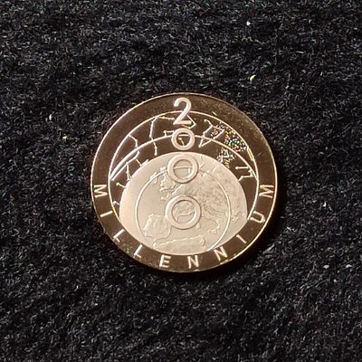 巴斯克收藏第168期 英国与英联邦纪念币专场 9月26/27/28号三场连拍 全场包邮 - 特克斯和凯科斯群岛 伊丽莎白二世 2000年 25克朗精制纪念镀金银铜币 千禧年纪念  总重6.9克，包含约1.03克0.585金和1.03克0.999银