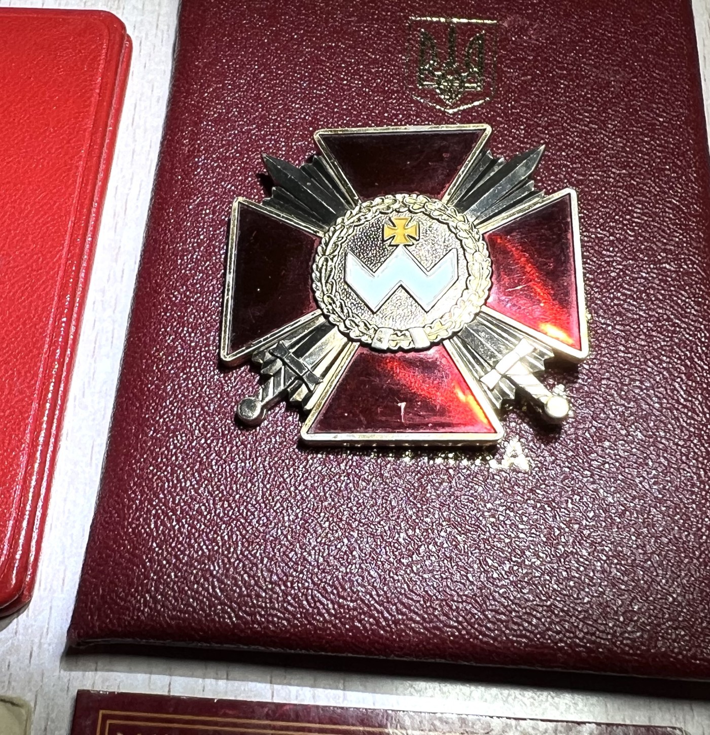 大猫徽章拍卖232期 苏联内务部荣誉套章 证章中间丝带珐琅有补