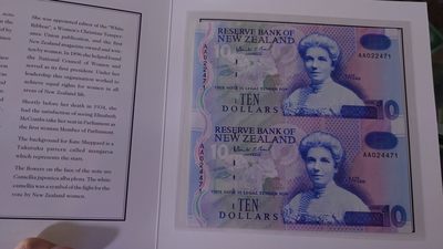 【世界钱币】精选微拍第69期暨2023年第十六期 多款纸币裸钞超低价起拍(第一场) 1992年新西兰10元纸币 首发AA冠双连体带原装册 全新绝品