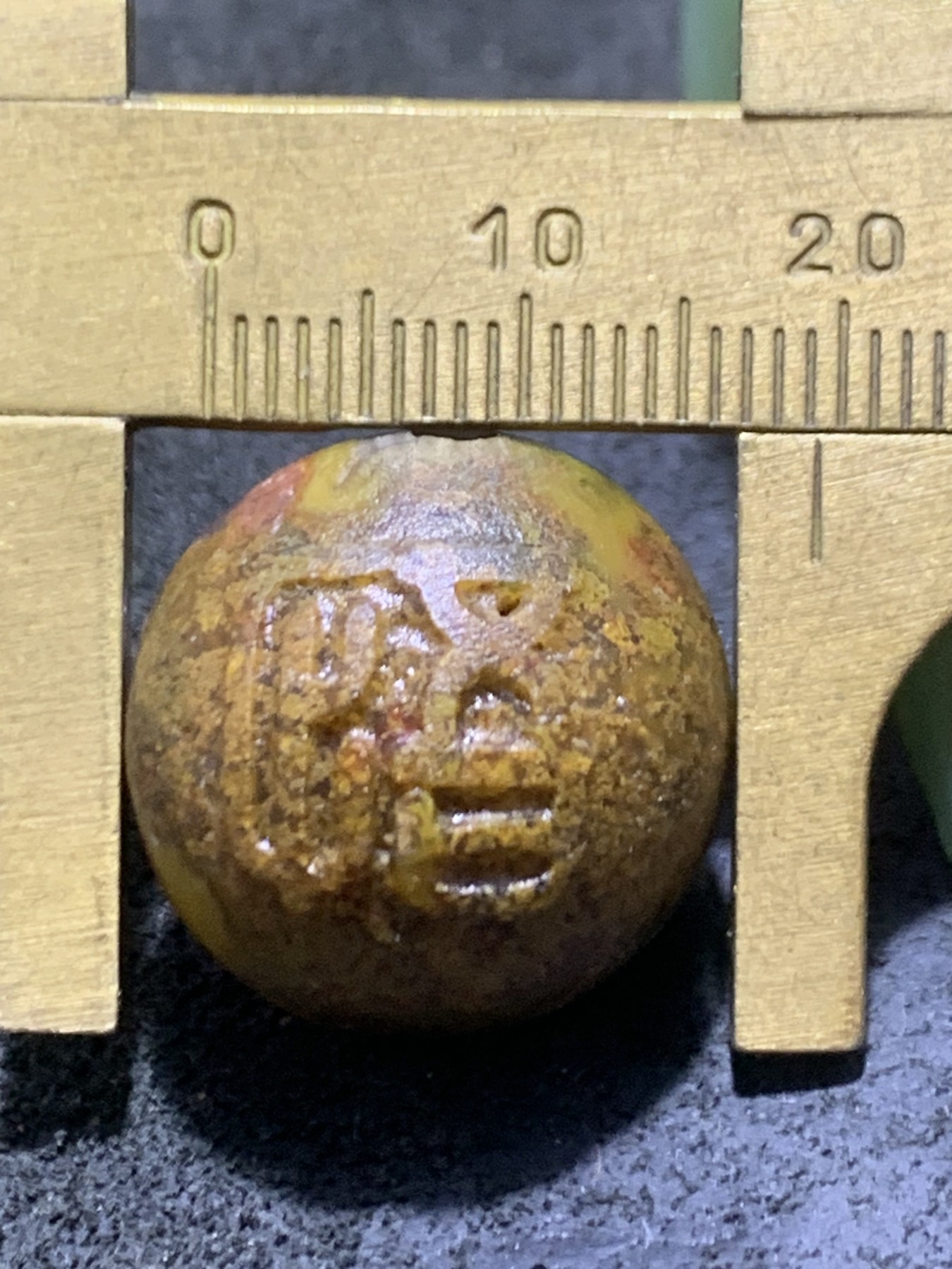 精美亚光高玉化原皮草花纹战国红玛瑙手工雕刻眼镜猴珠一颗