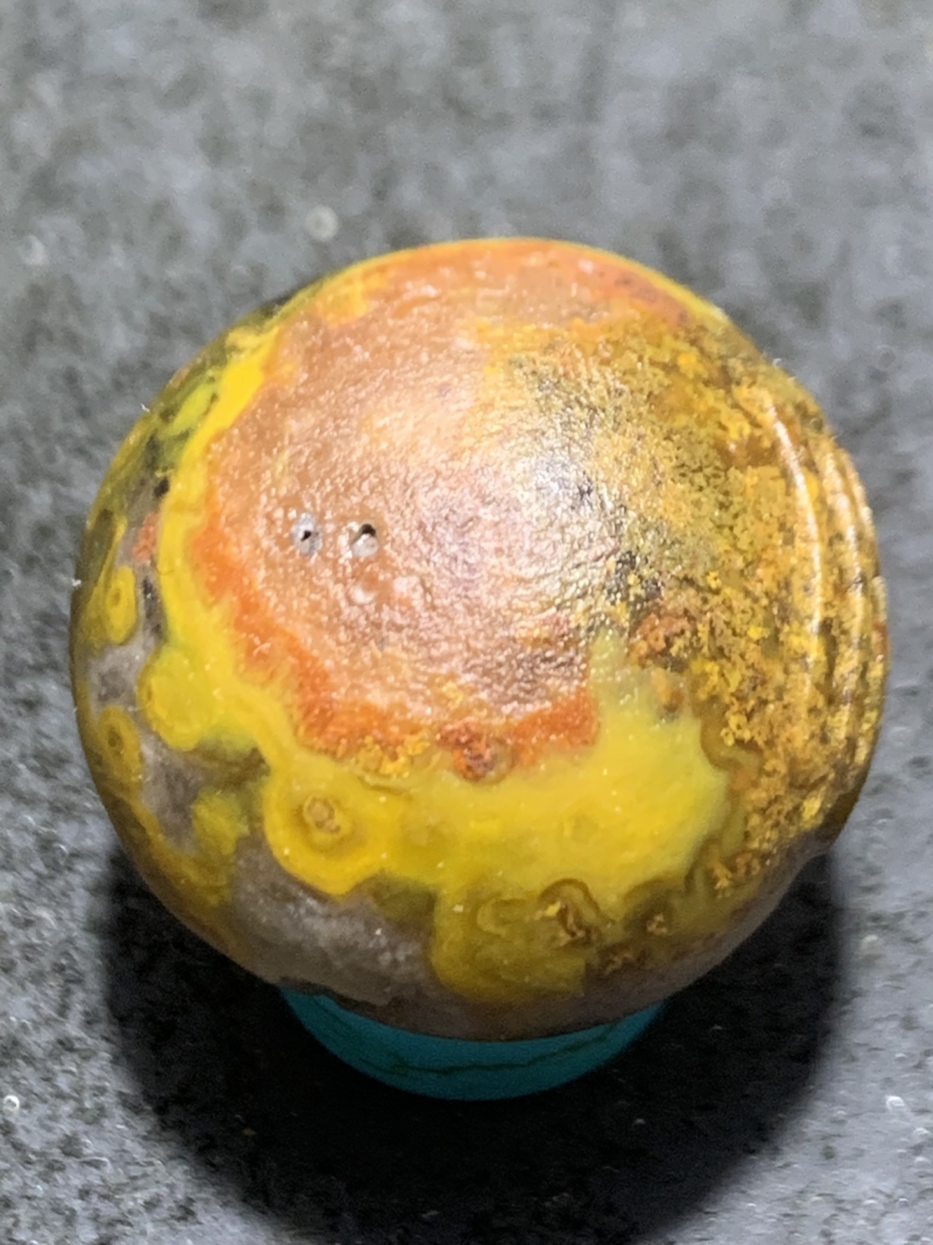 精美亚光高玉化原皮草花纹战国红玛瑙手工雕刻眼镜猴珠一颗