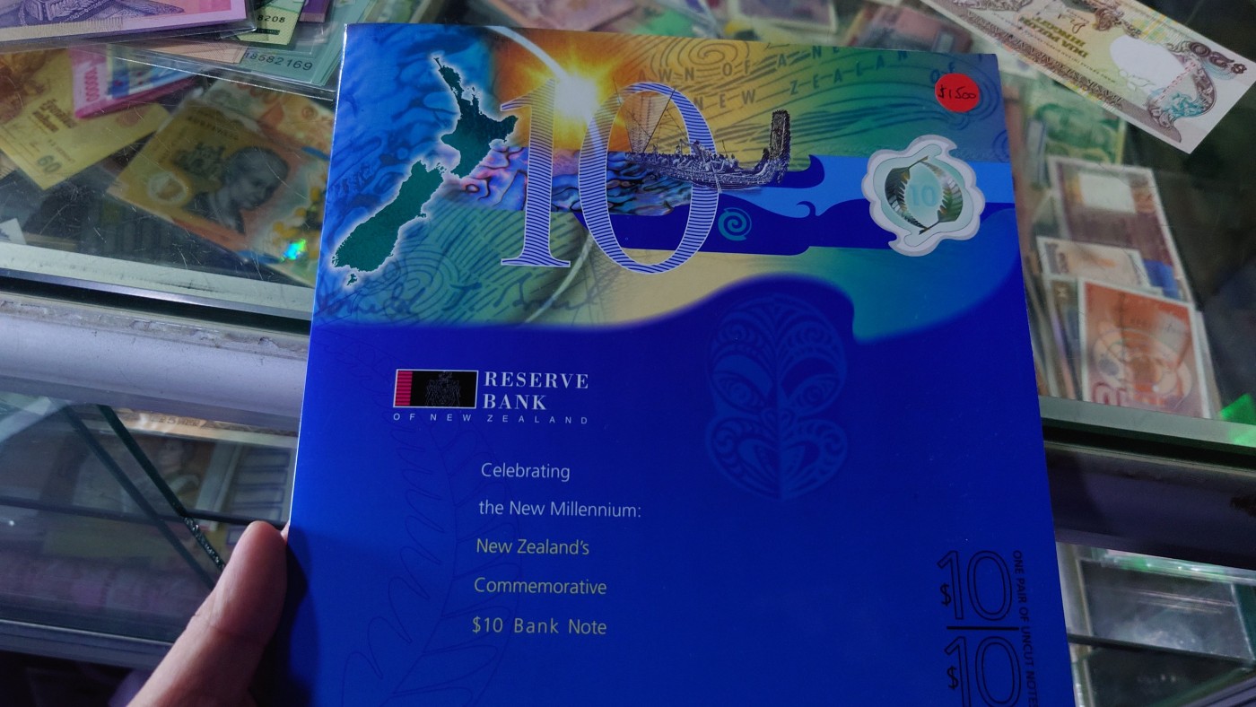 【世界钱币】精选微拍第70期暨2023年第十七期 多款塑料钞裸币超低价起拍 2000秒新西兰10元 千禧纪念钞双联 全新绝品原装册