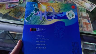 【世界钱币】精选微拍第70期暨2023年第十七期 多款塑料钞裸币超低价起拍 2000秒新西兰10元 千禧纪念钞双联 全新绝品原装册