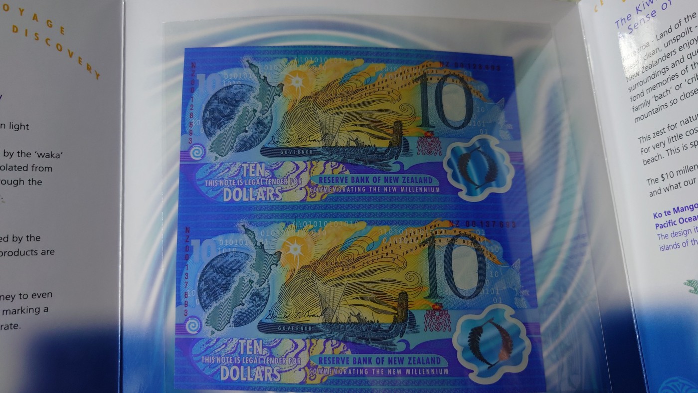 【世界钱币】精选微拍第70期暨2023年第十七期 多款塑料钞裸币超低价起拍 2000秒新西兰10元 千禧纪念钞双联 全新绝品原装册