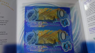 【世界钱币】精选微拍第70期暨2023年第十七期 多款塑料钞裸币超低价起拍 2000秒新西兰10元 千禧纪念钞双联 全新绝品原装册