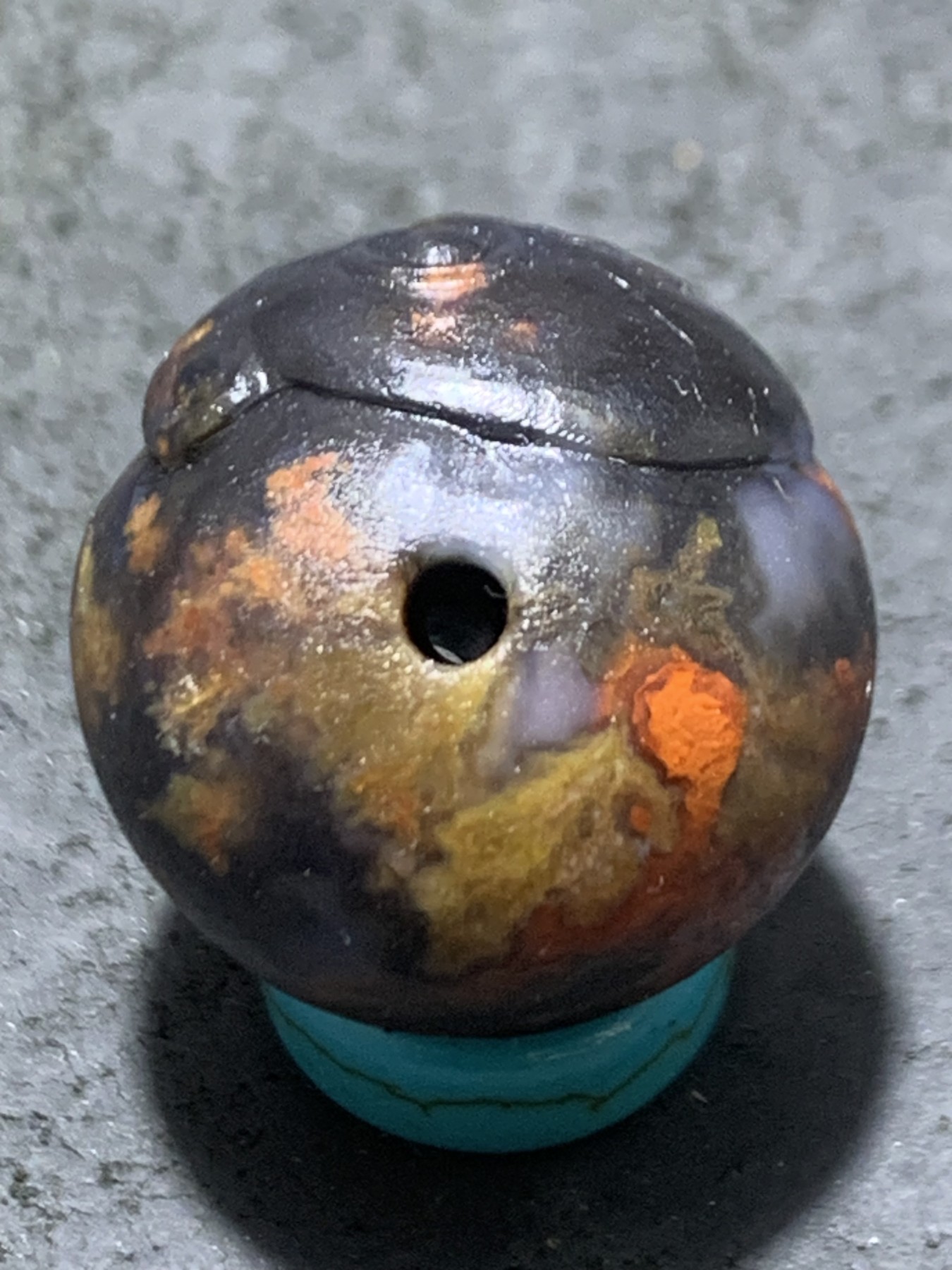 精美亚光高玉化原皮草花纹战国红玛瑙手工雕刻眼镜猴珠一颗！