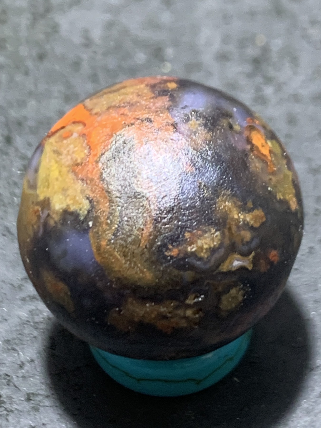 精美亚光高玉化原皮草花纹战国红玛瑙手工雕刻眼镜猴珠一颗！
