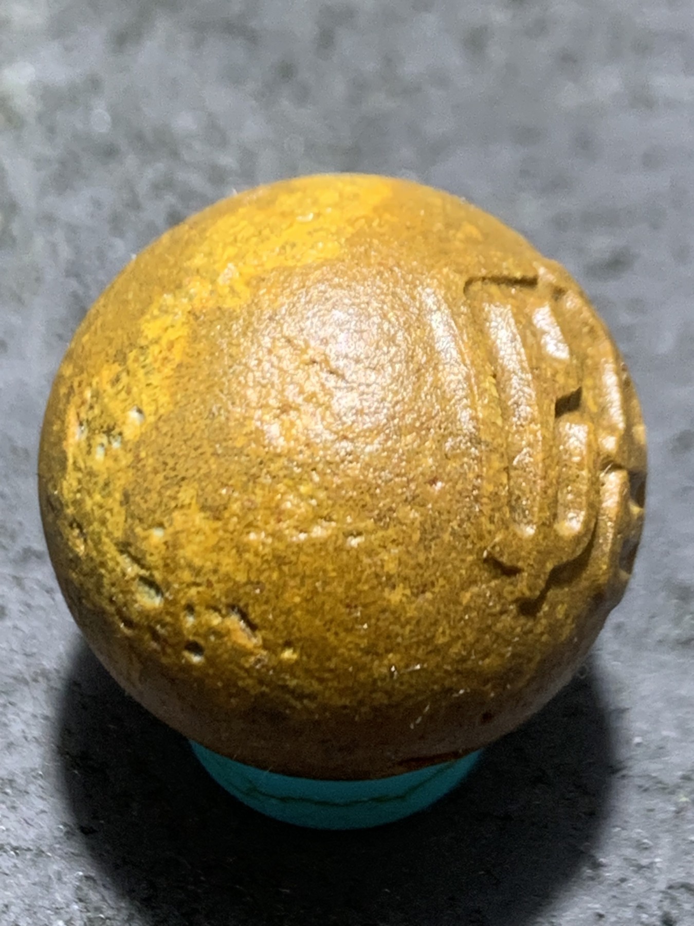 精美亚光原皮草花纹战国红玛瑙手工俏色巧雕篆书悟字2.0珠一个，