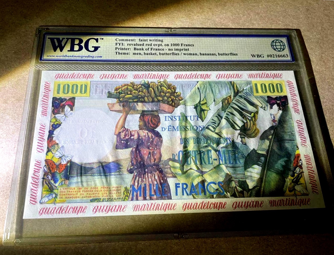 【Blue Auction】✨世界纸币精拍第371期【精】 【珍品神钞 无斑无黄无折 唯一一张p-2p】法属安的列斯 1961年10新法郎=1000法郎 WBG63严评 整体状态非常好 四角尖尖 PMG都没有p-2p的记录 只有p-2s（黑字加盖或者打孔影响欣赏 不如这张）大票幅凹印 四周各种蝴蝶装饰 白边上瓜德罗普、圭亚那、马提尼克地名环绕 经典剖鱼 扛香蕉 法属玩家热切追逐的品种 