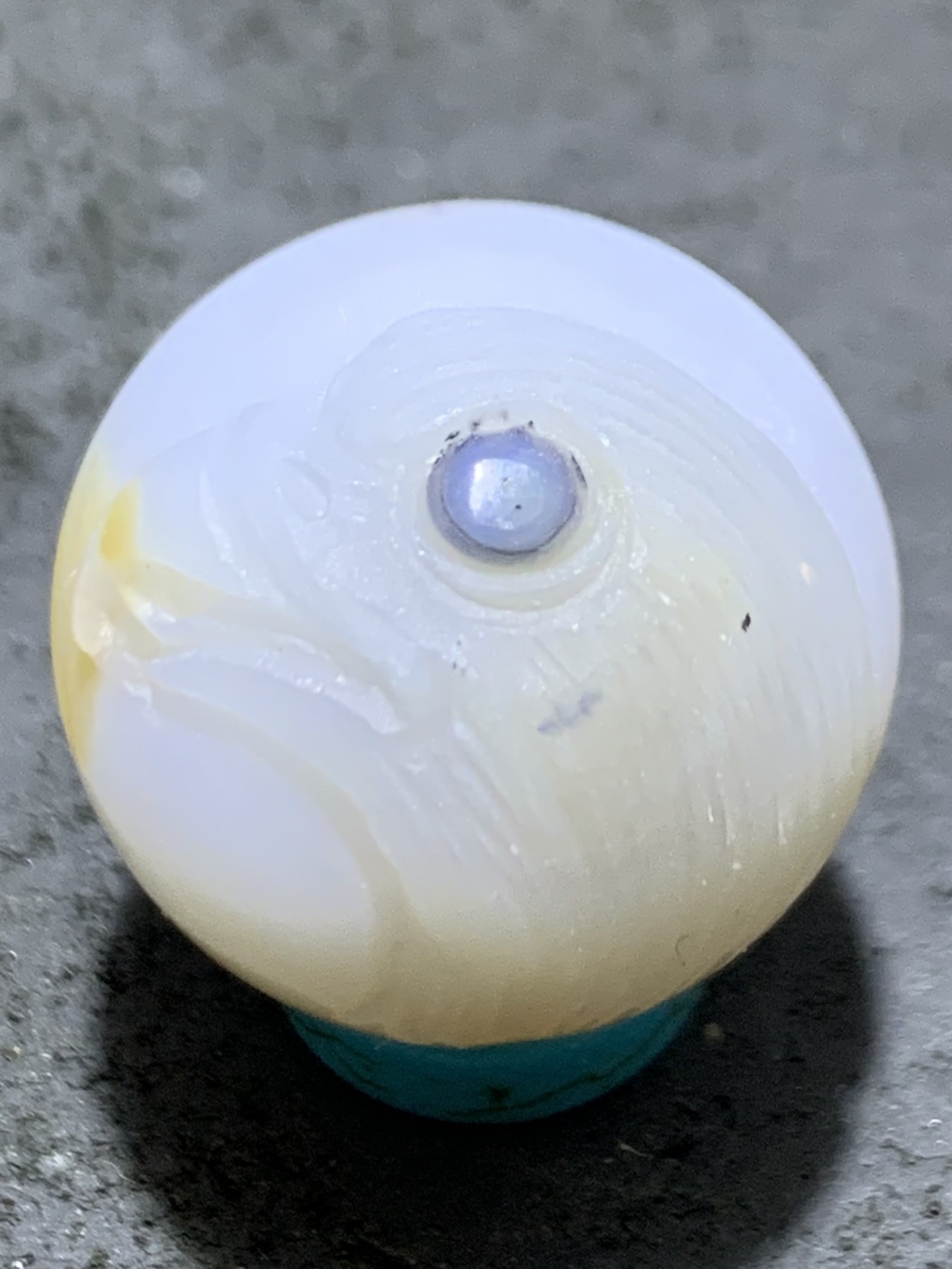 精美高玉化亚光海洋玉髓手工俏色巧雕雄鹰2.0圆珠一个！