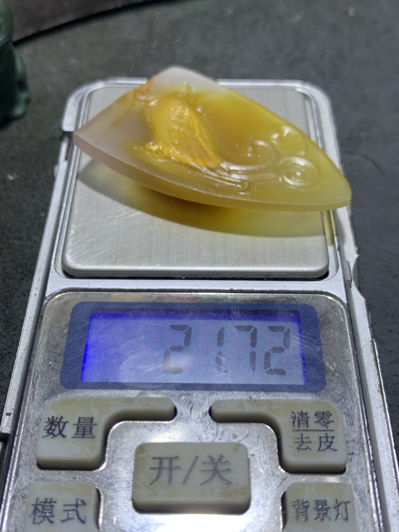 精美亚光蒙料冻料鸡油黄飘金砂战国红玛瑙手工雕刻复古凤凰吊坠一个，