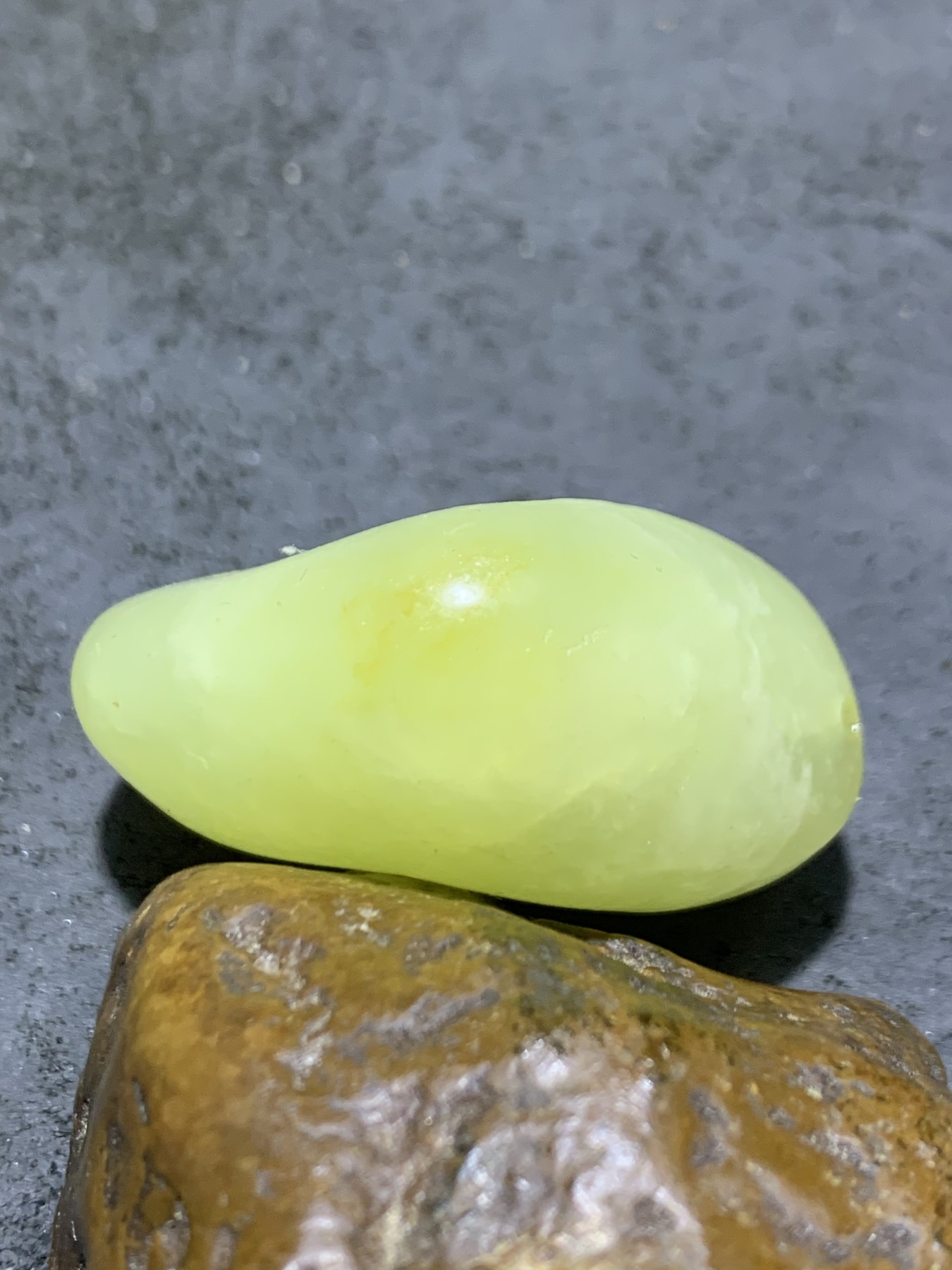 精美岫玉原石手工雕刻凡字吊坠（把件）一个，
