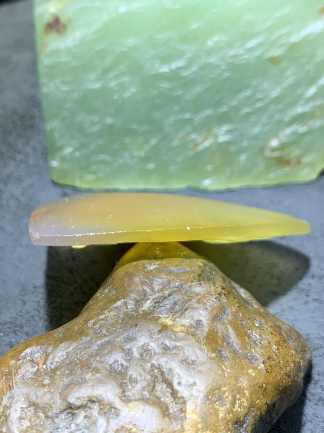 精美亚光蒙料冻料鸡油黄飘金砂战国红玛瑙手工雕刻复古凤凰吊坠一个，