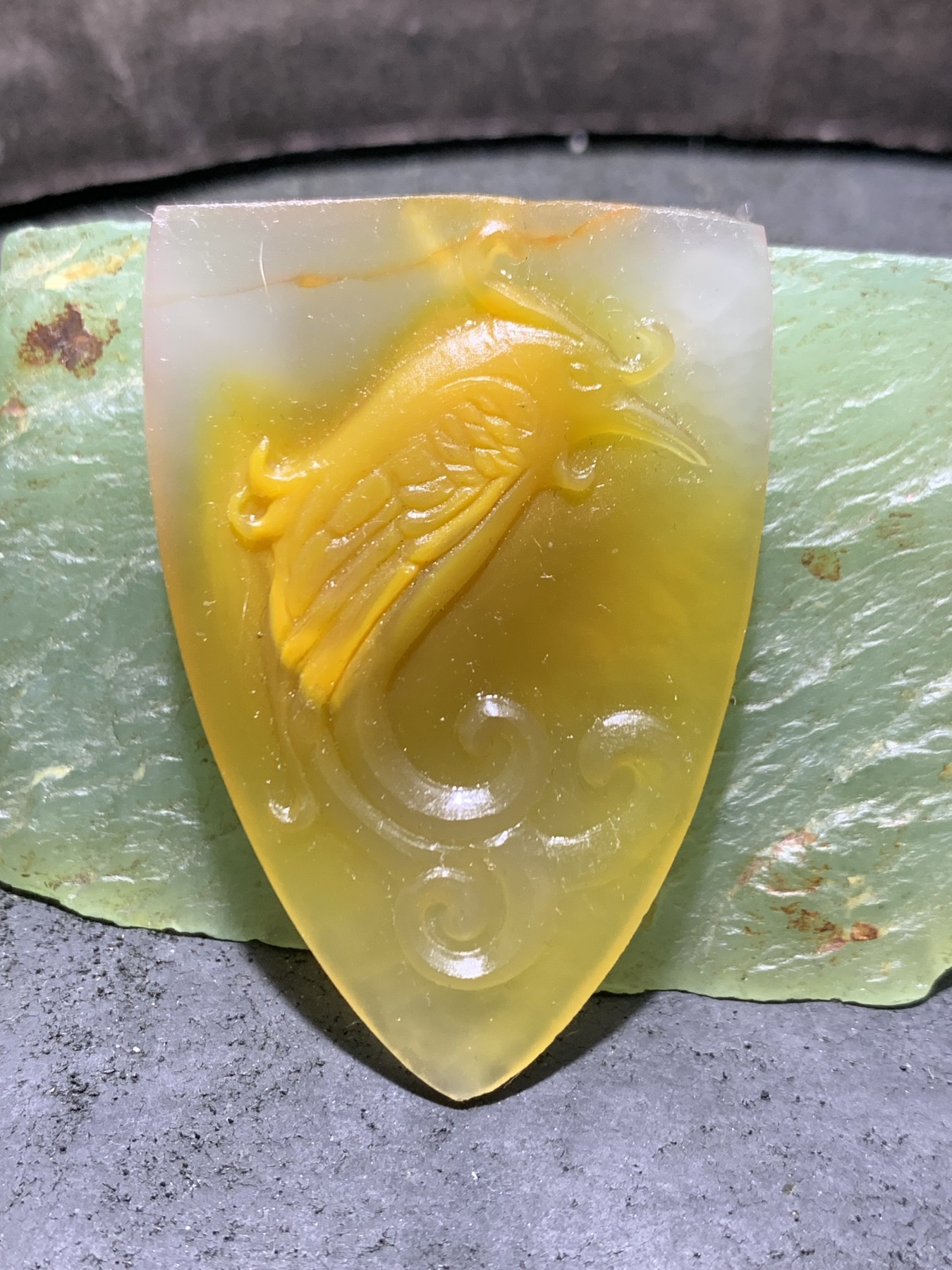 精美亚光蒙料冻料鸡油黄飘金砂战国红玛瑙手工雕刻复古凤凰吊坠一个，