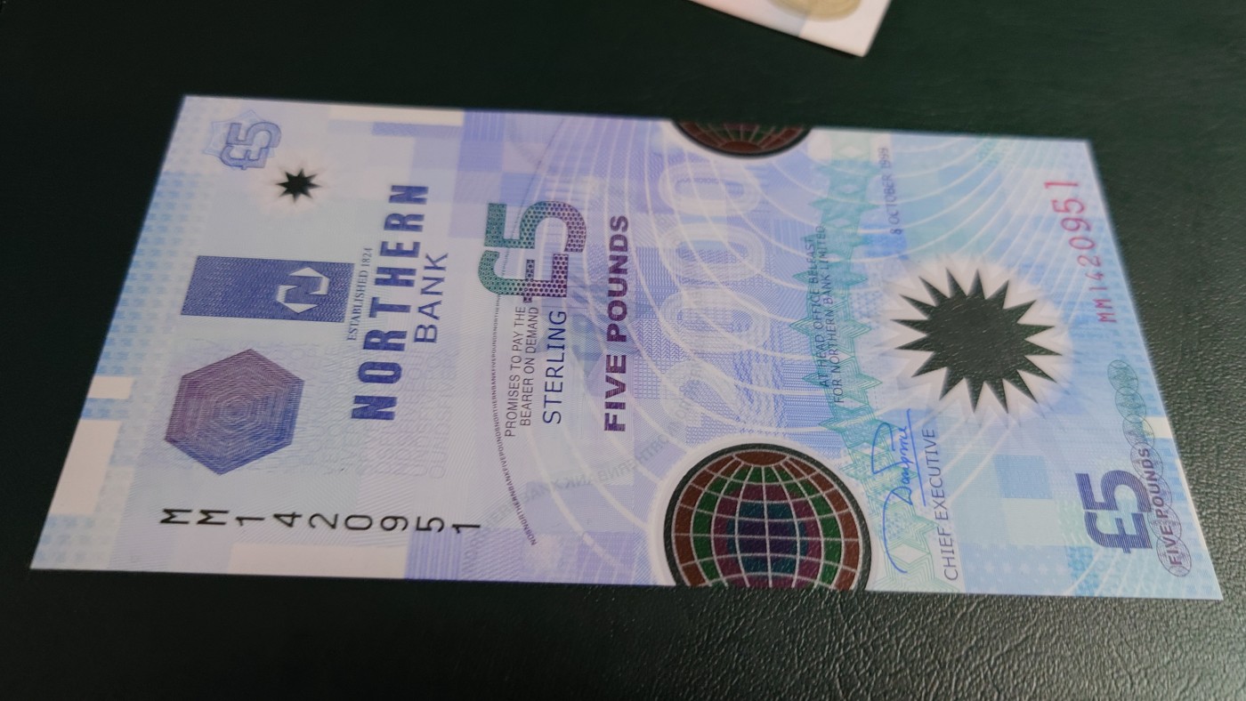 【世界钱币】精选微拍第70期暨2023年第十七期 多款塑料钞裸币超低价起拍 1999年北爱尔兰5帮塑料纪念钞 全新绝品