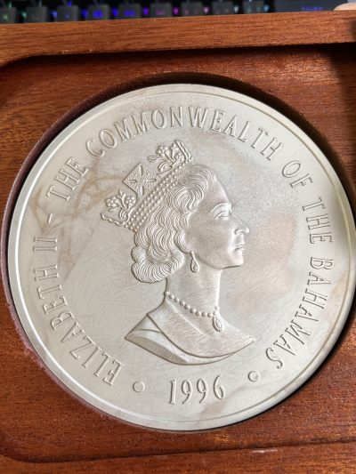 【海寧潮】巴哈马1996年第三个千年-2000年2000克（2公斤）纯银纪念银币带木盒证书，女王面为氧化，非划痕。银价差不多12000了【运费超1公斤需要按实际补运费】